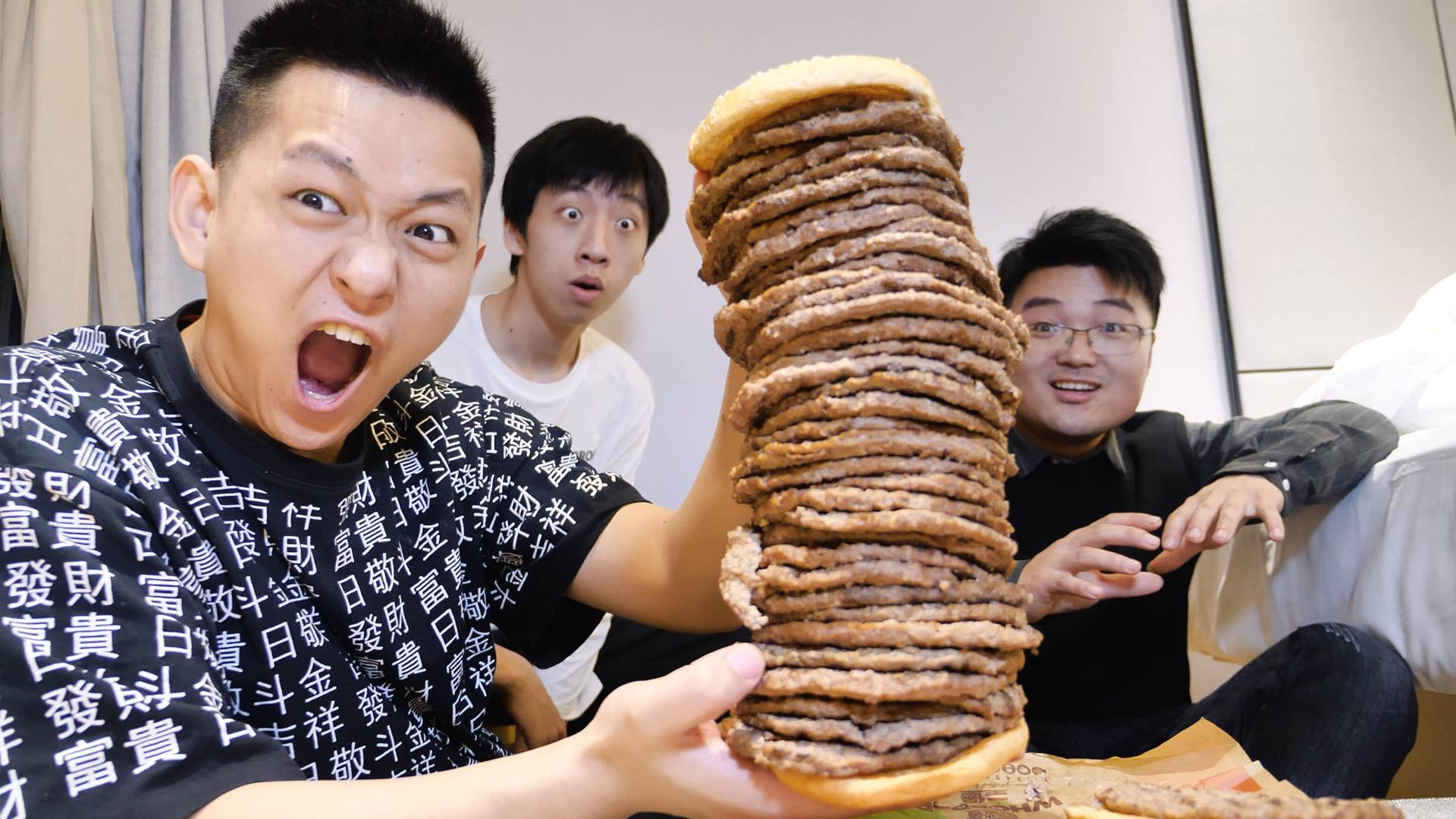 挑战五十层肉饼的巨型汉堡!三个吃播能够挑战成功吗?